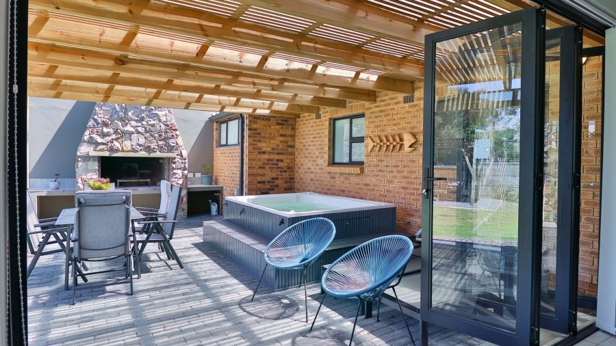 4 Bedroom Property for Sale in Sandbaai Western Cape